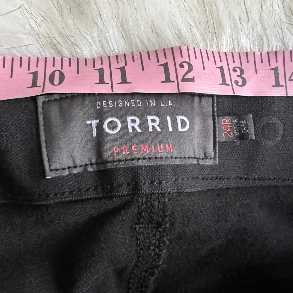 TORRID BOMBSHELL SKINNY PREMIUM STRETCH HIGH-RISE DESTRUCTED JEAN. Size 24R - Picture 8 of 11